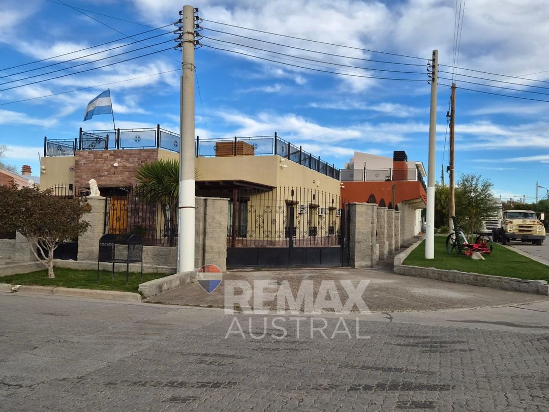 CASA 3 DORMITORIOS MODERNA CON PILETA CUBIERTA