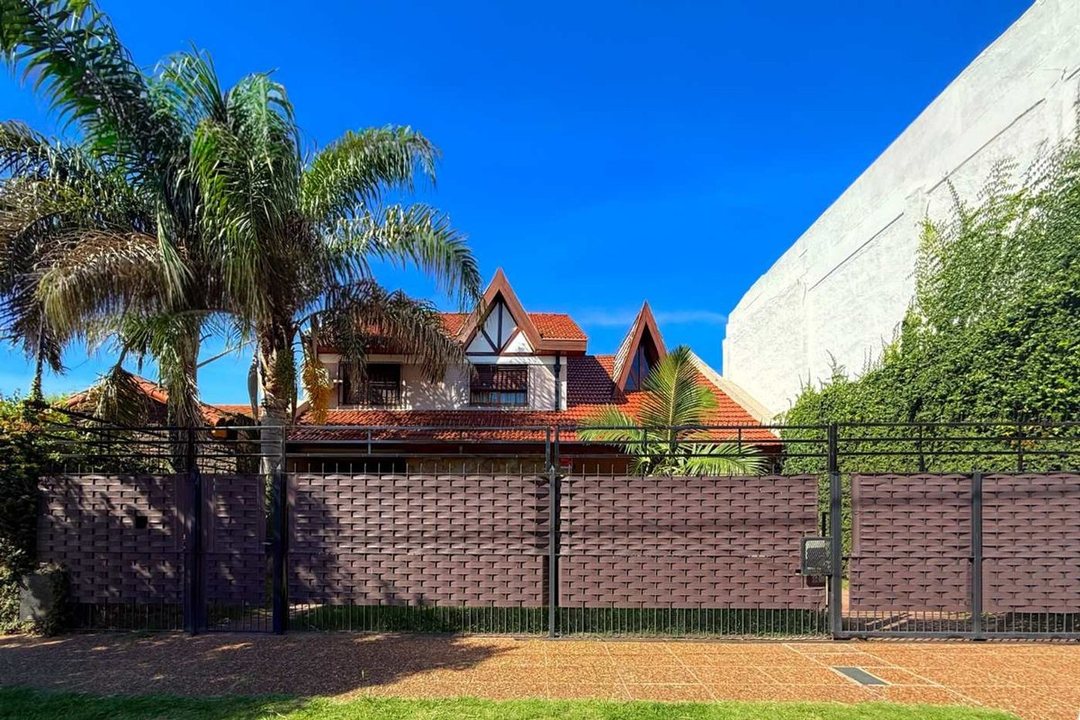 VENTA CASA 6 AMB. JARDIN, PATIO, COCHERA CASTELAR.