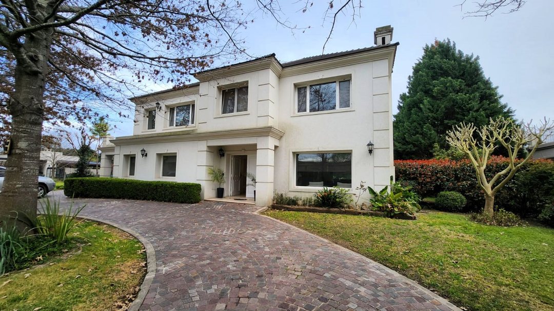 Casa 5 ambientes a la venta en Pilar + escritorio