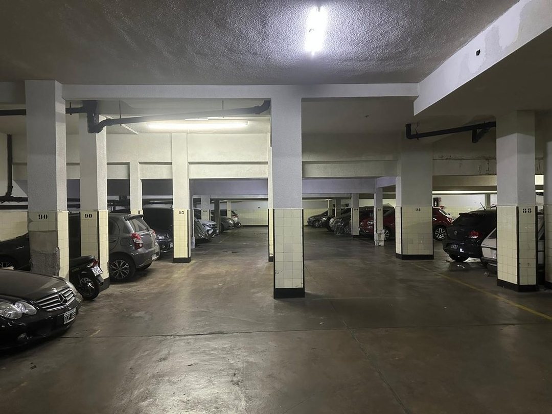 VENDO COCHERA PLANTA BAJA EN RECOLETA