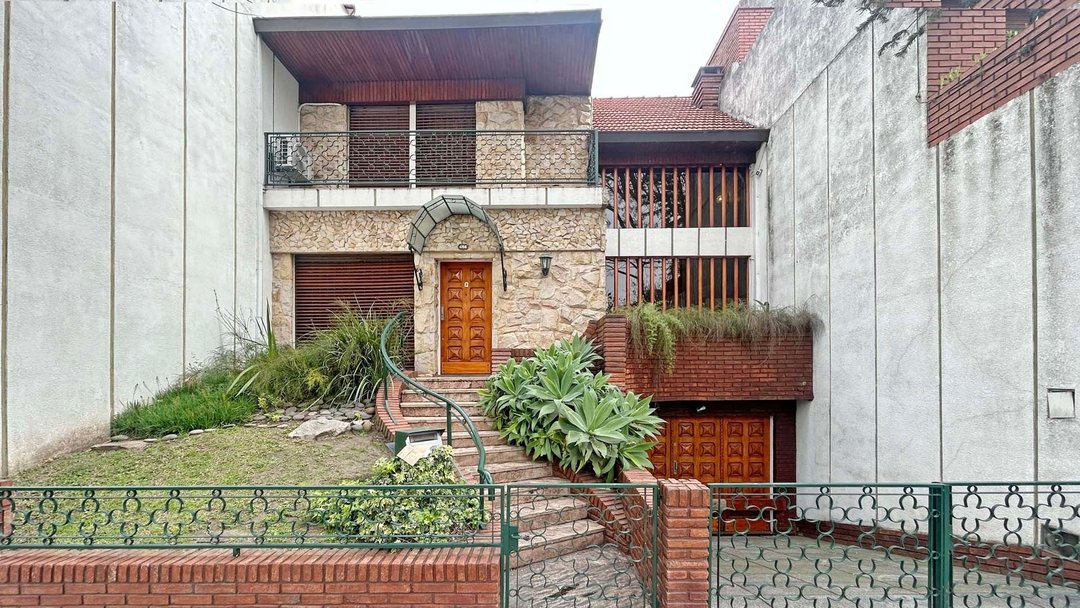 Excelente Casa con Gran Jardín, Parrilla y Cochera