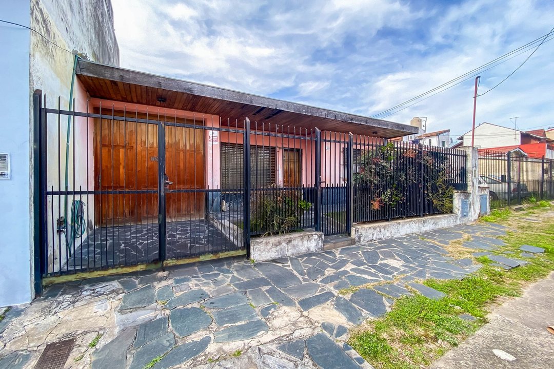 Venta casa en lote propio de 300mts Villa Adelina