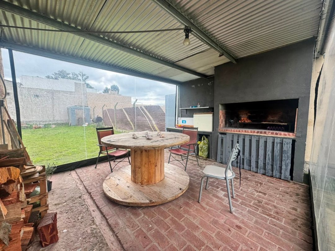 CASA EN VENTA DOS DORMITORIOS - MELCHOR ROMERO