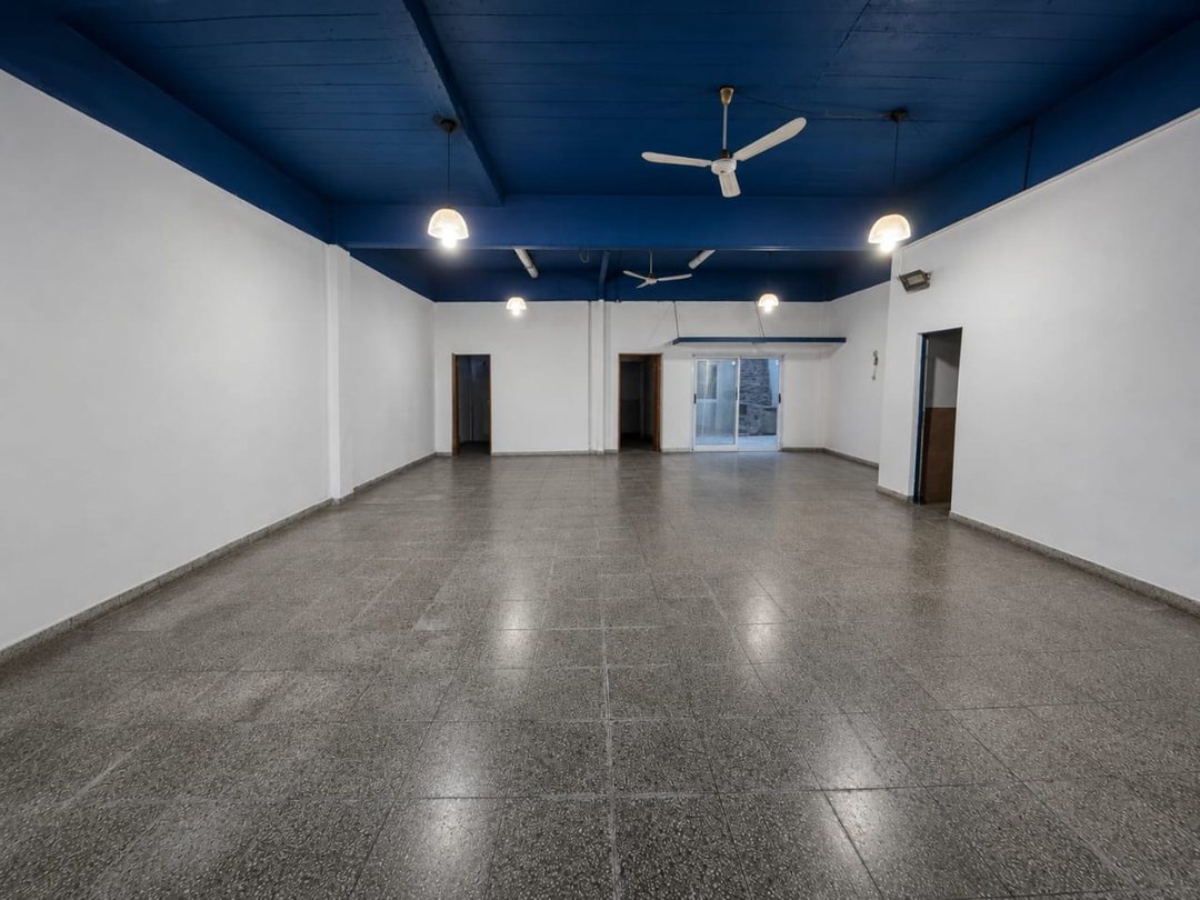 VENTA LOCAL CON 2 VESTUARIOS Y PH 6 AMBIENTES