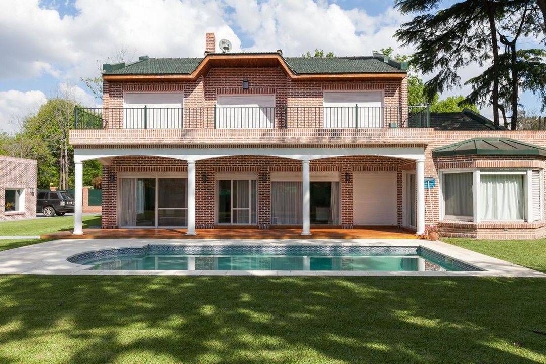 DESTACADA CASA EN LAS LOMAS DE SAN ISIDRO