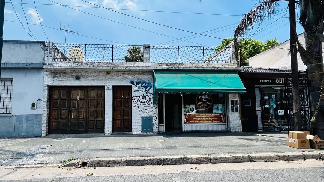 VENTA CASA 4 AMB GARAGE PATIO TERRAZA. CON LOCAL