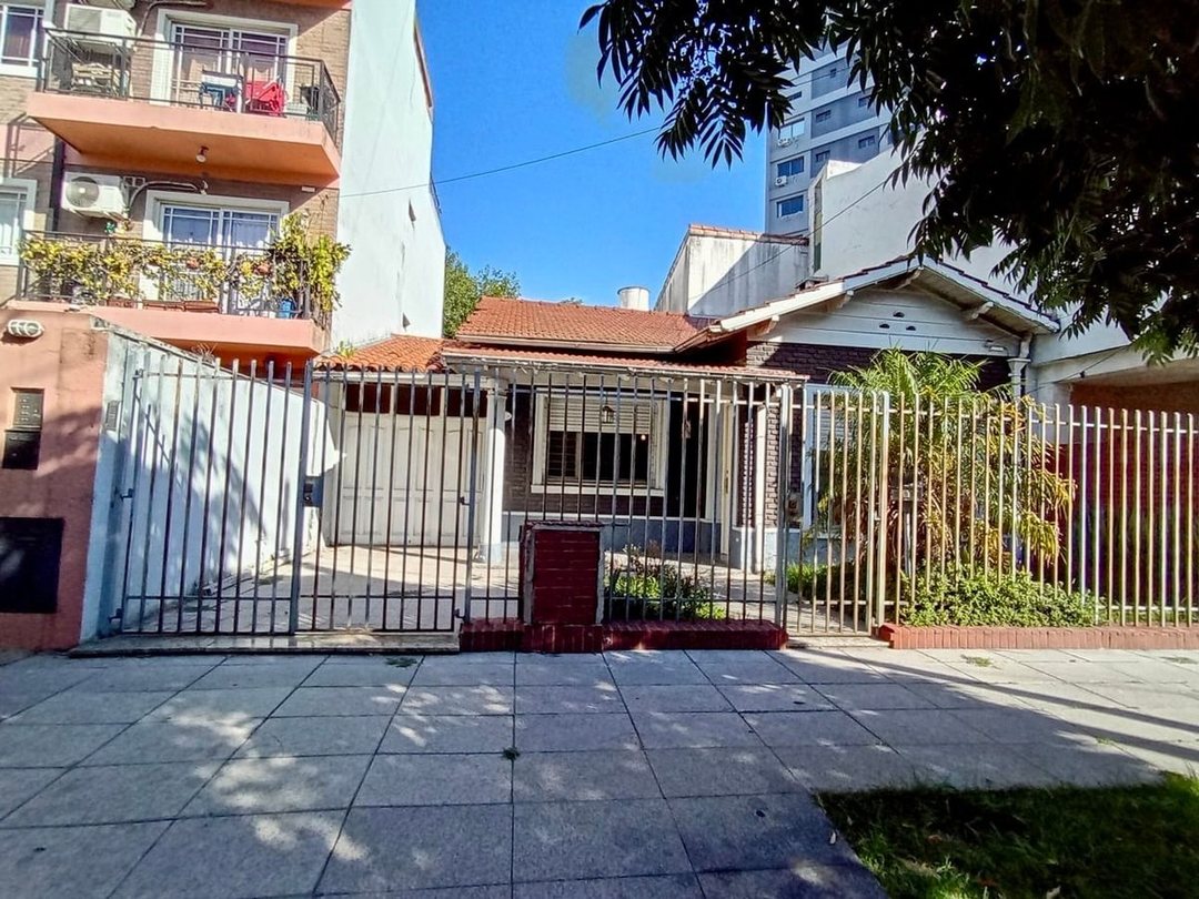 VENTA CASA 4 AMB. CON JARDIN - MARTIN CORONADO