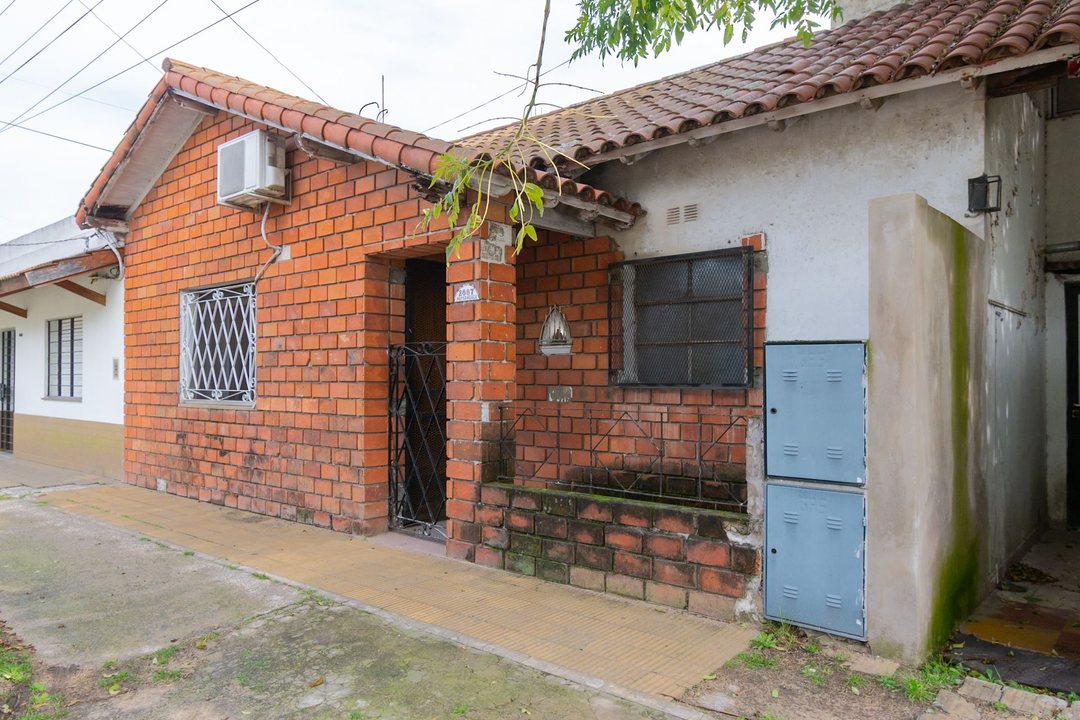 VENTA CASA 4 AMBIENTES, MORON PATIO APTO CREDITO