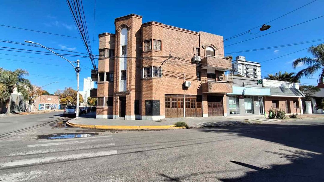 DPTO CON COCHERA EN BARRIO SUR | SOBRE URQUIZA