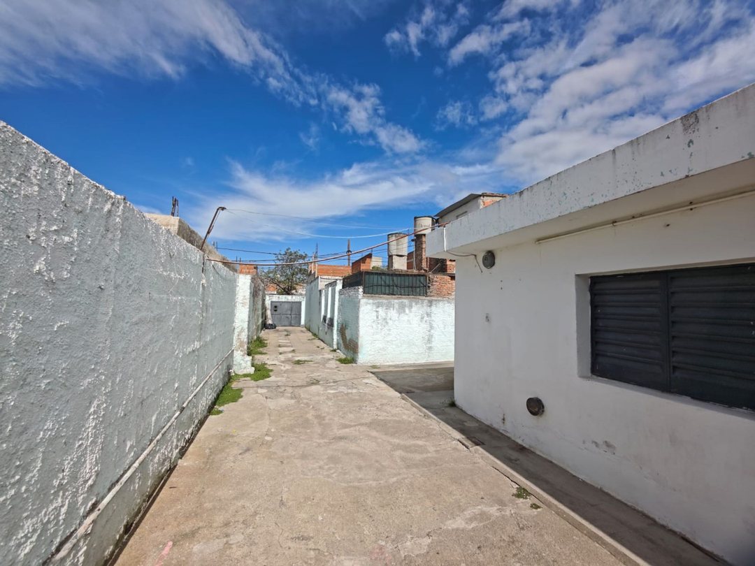 CASA 2 DORMITORIOS C/COCHERA A ALBERDI A RESTAURAR