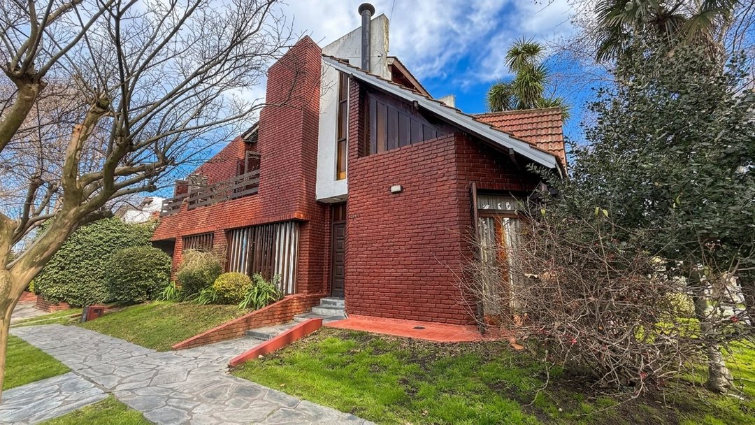 VENTA IMPORTANTE CHALET 5 AMBIENTES SANTA MONICA