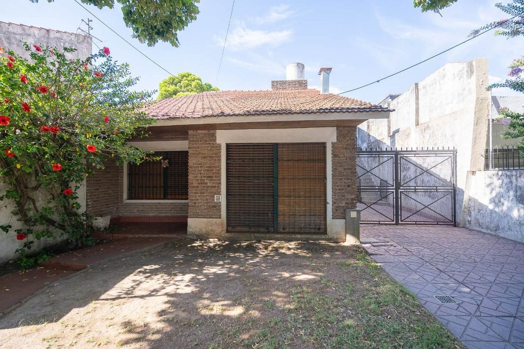 VENTA CASA EN BLOCK COMPUESTA POR DOS U. BANFIELD