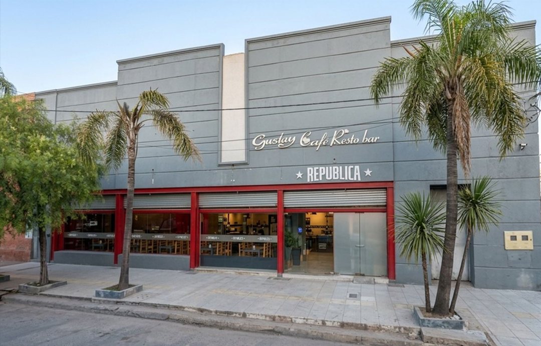 Venta de importante Hibrido Salon+Galpon+ Edificio