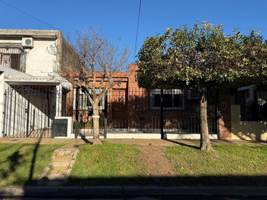 VENTA CASA 4 AMBIENTES EN BOULOGNE APTO CREDITO.