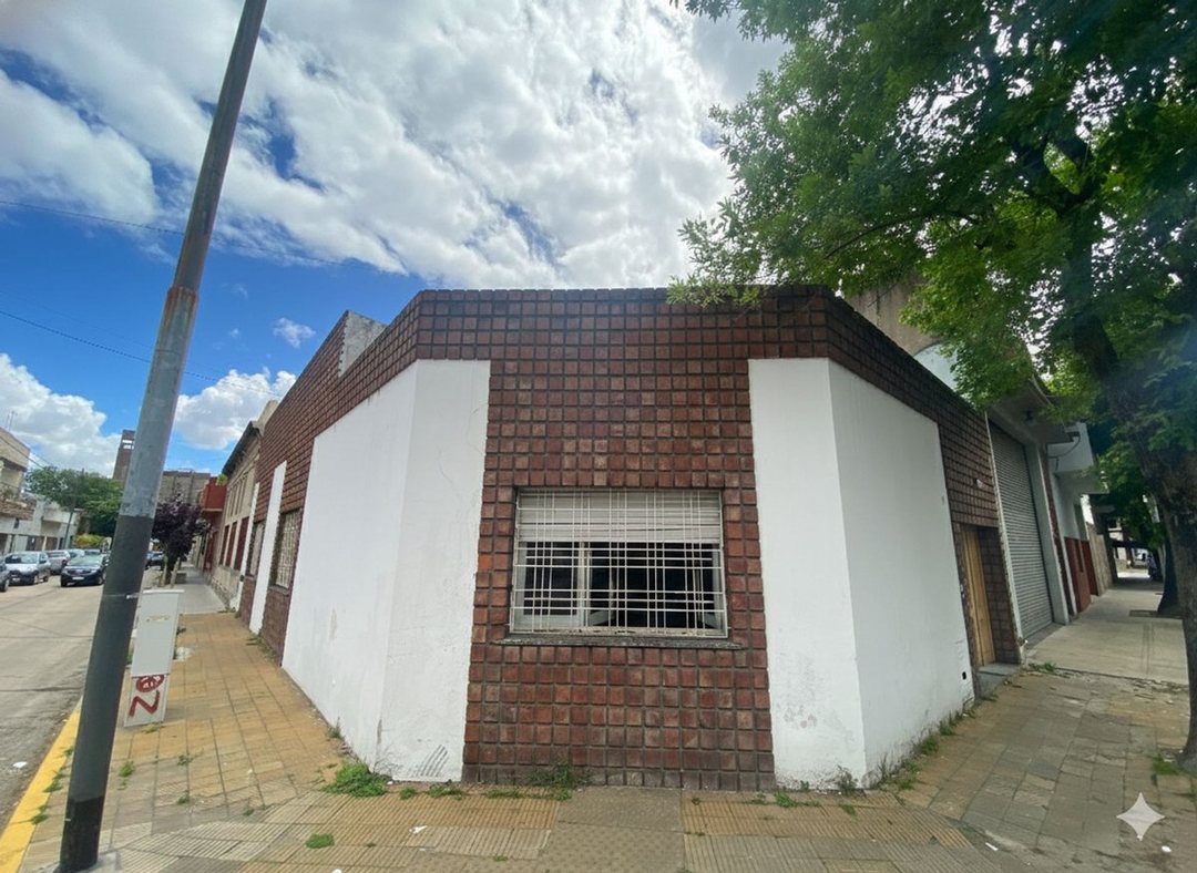 ¡CASA EN ESQUINA A REFACCIONAR - FOT 3 + SÓTANO!