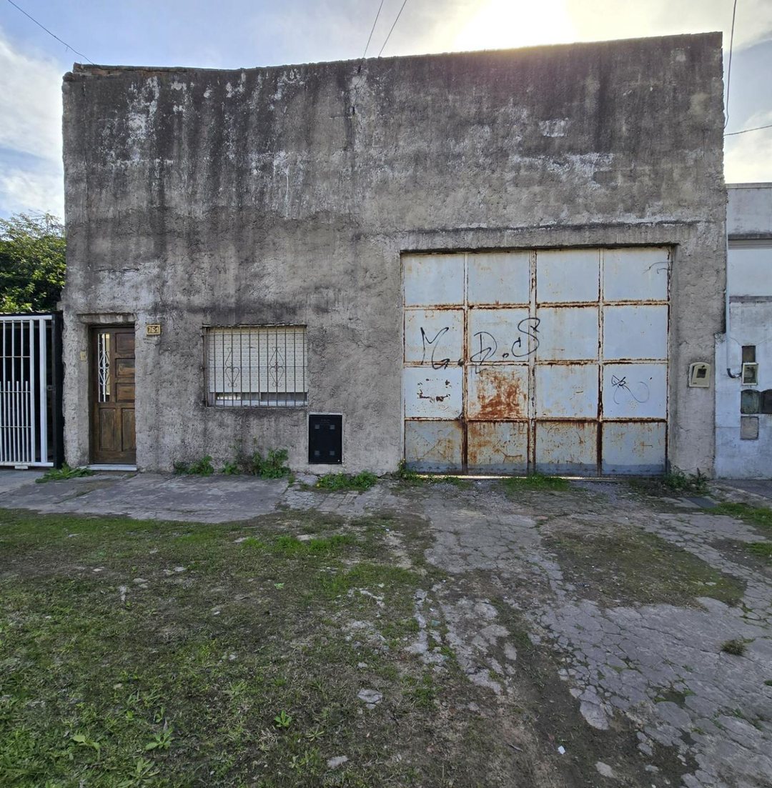 VENTA GALPÓN CON CASA 4 AMBIENTES EN AVELLANEDA