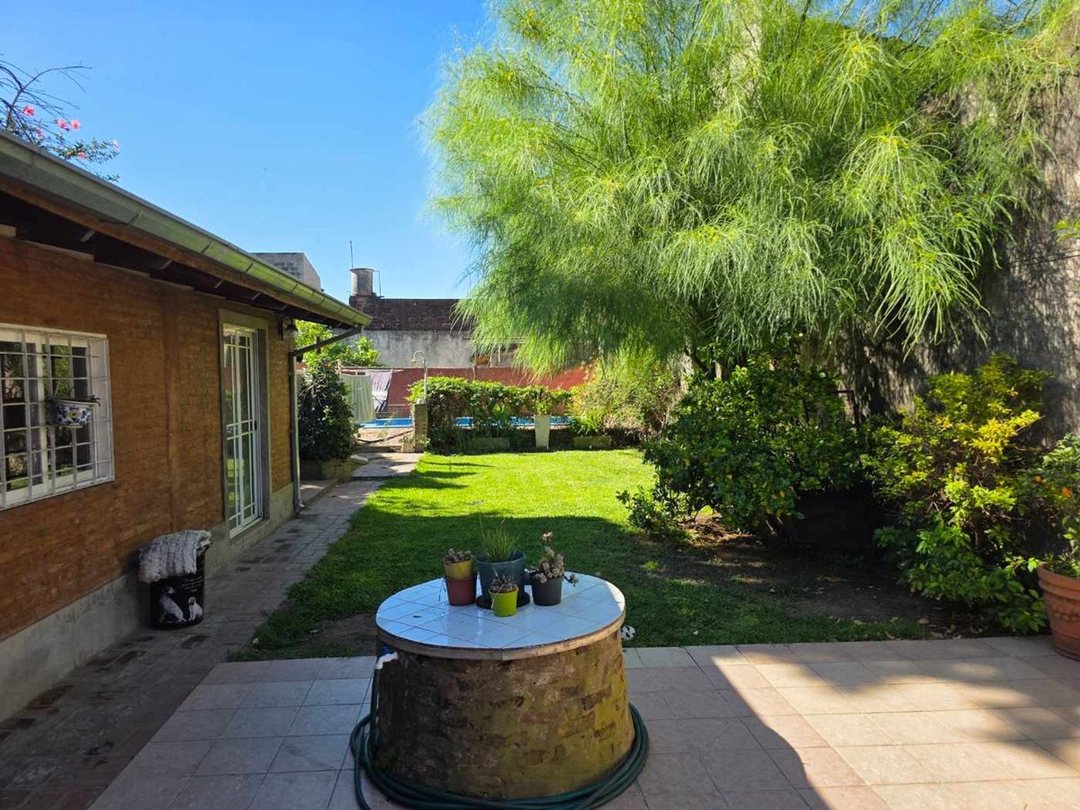 VENTA CASA 4 AMBIENTES JARDIN PILETA COCHERA HAEDO