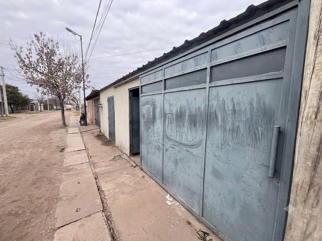 REMAX VENDE/ CASA/ 2 VIVIENDAS/ PILETA/ 2 GARAJE