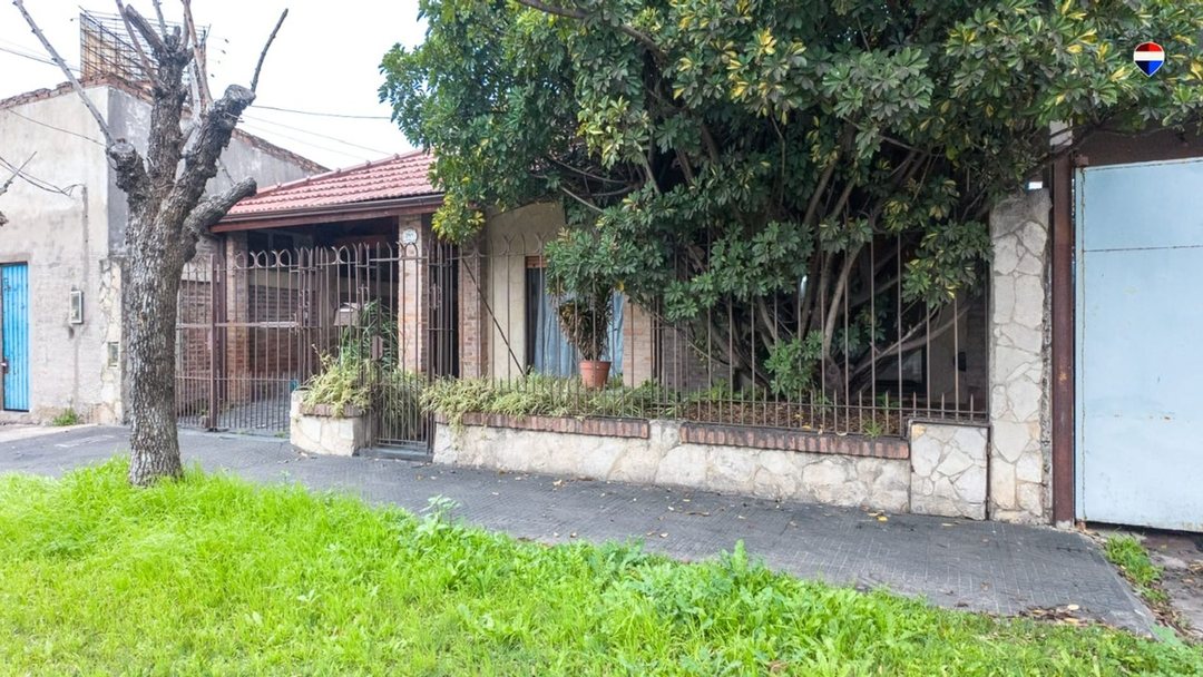 CASA 3 AMBIENTES EN VENTA EN SARANDI CON QUINCHO