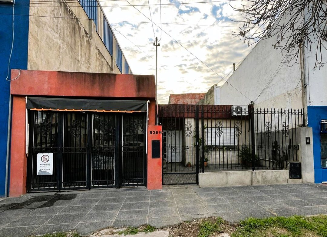 Se vende amplia casa sobre importante avenida