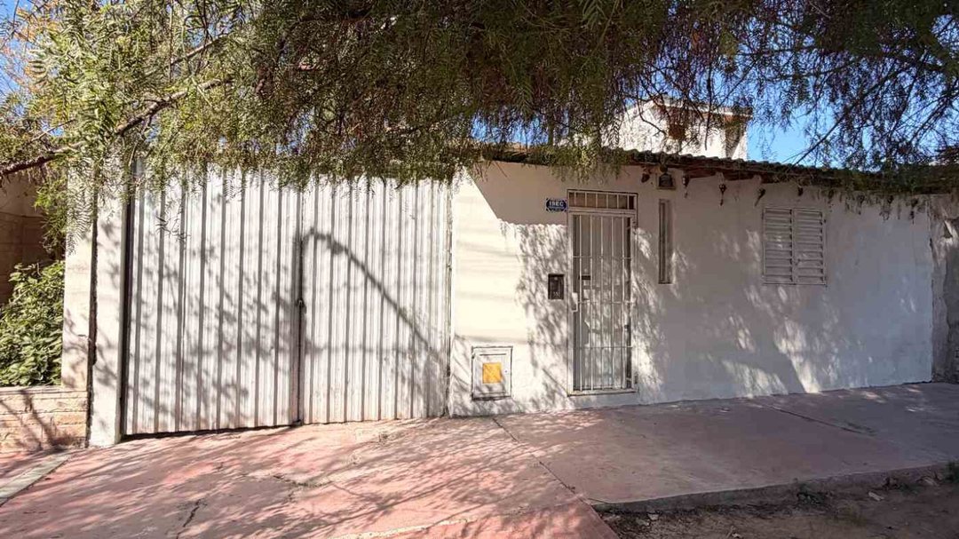 Venta Casa Pequeña en Terreno Grande Maipu