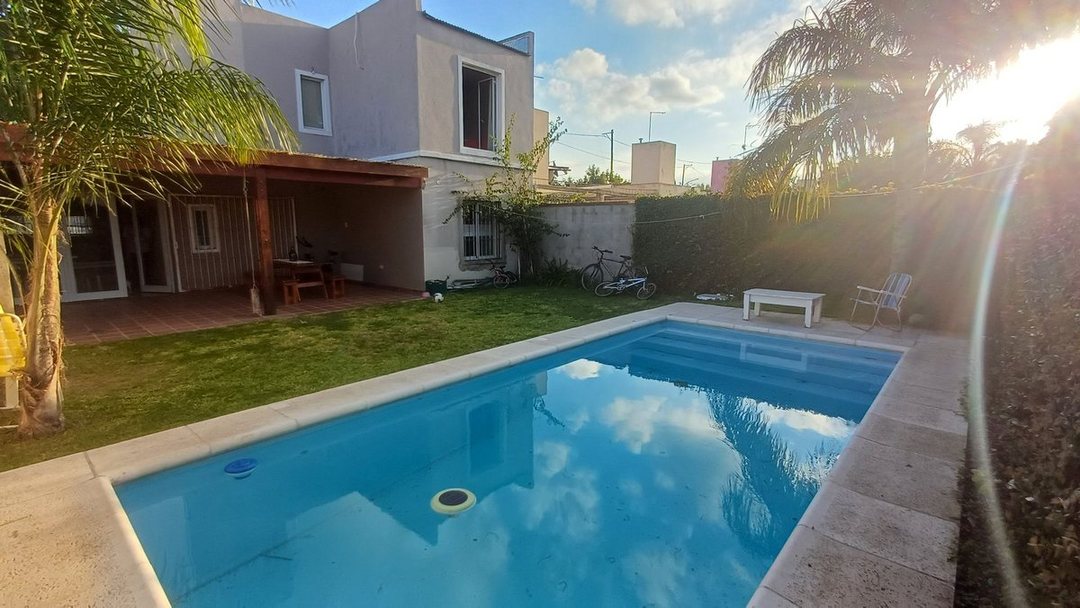 Venta Casa 3 Dormitorios con pileta Sta Isabel Cba