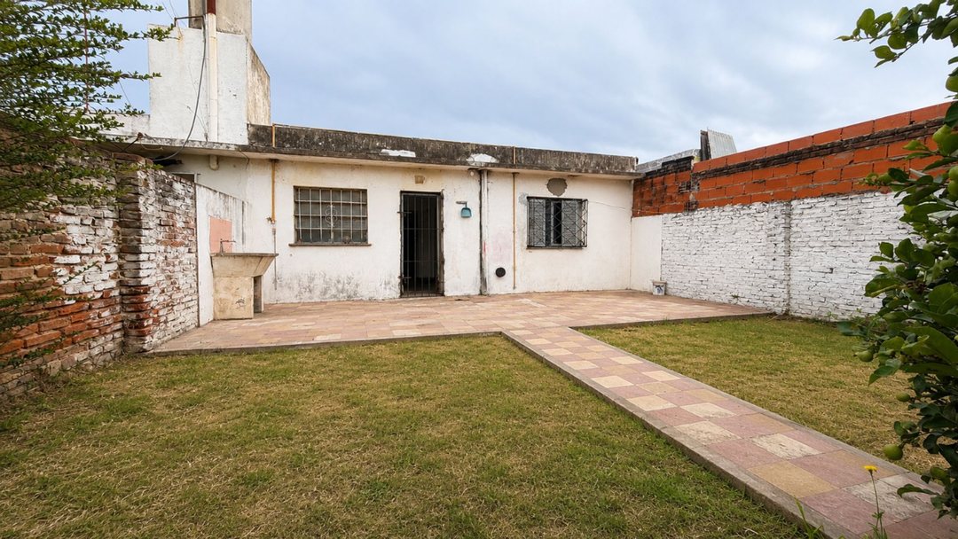 4 AMBIENTES CON COCHERA A REFACCIONAR OPORTUNIDAD