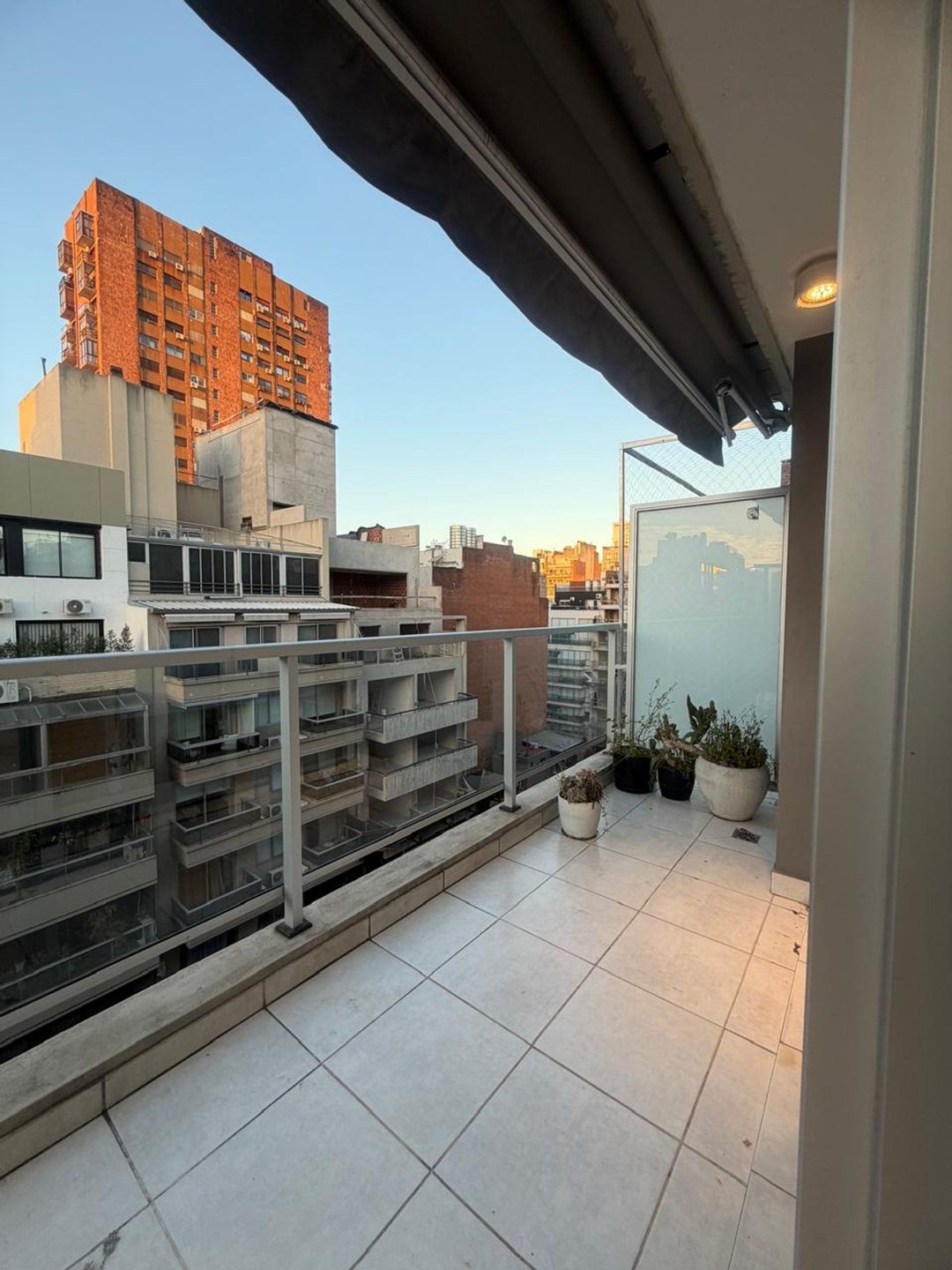 Alquiler Canitas Oficina piso alto balcon soleada.