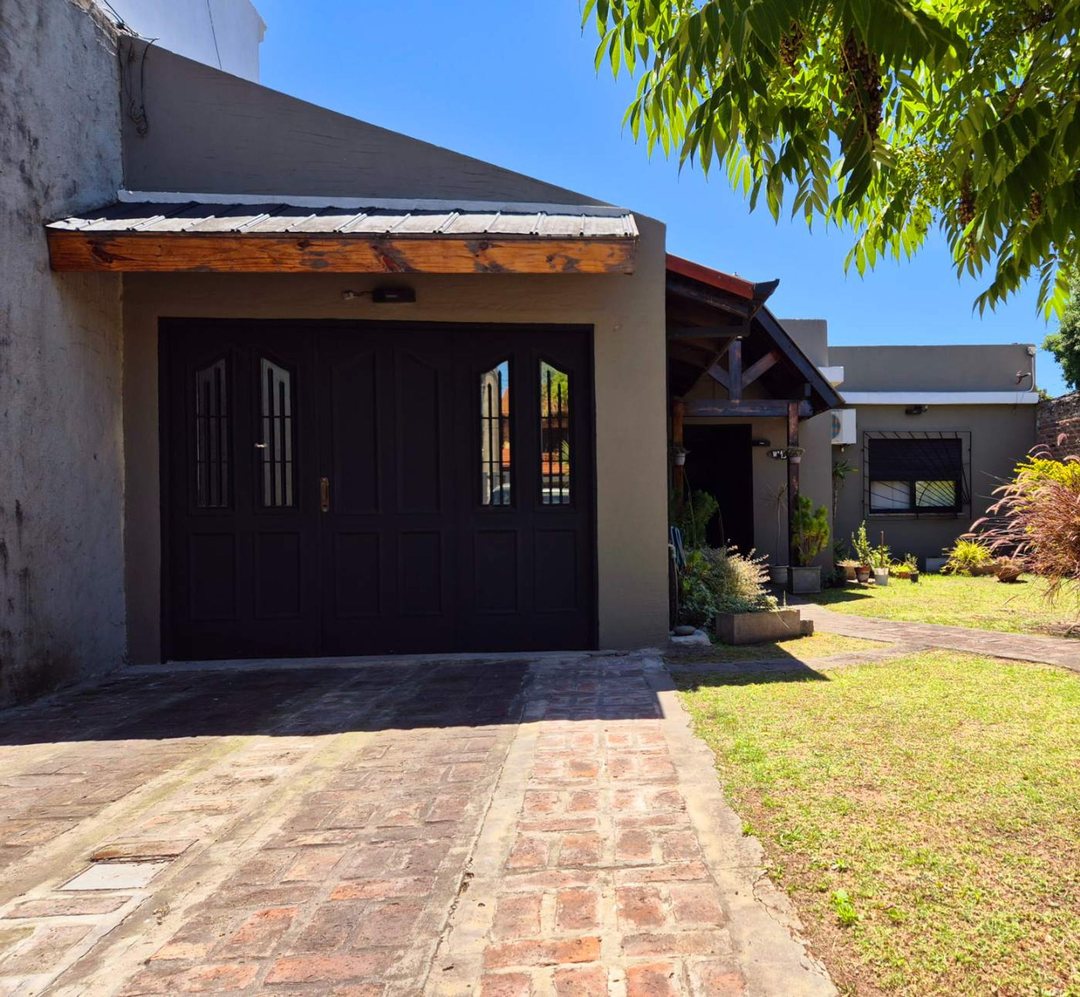 VENTA CASA 6 AMBIENTES +PILETA+JARDIN+COCHERAS