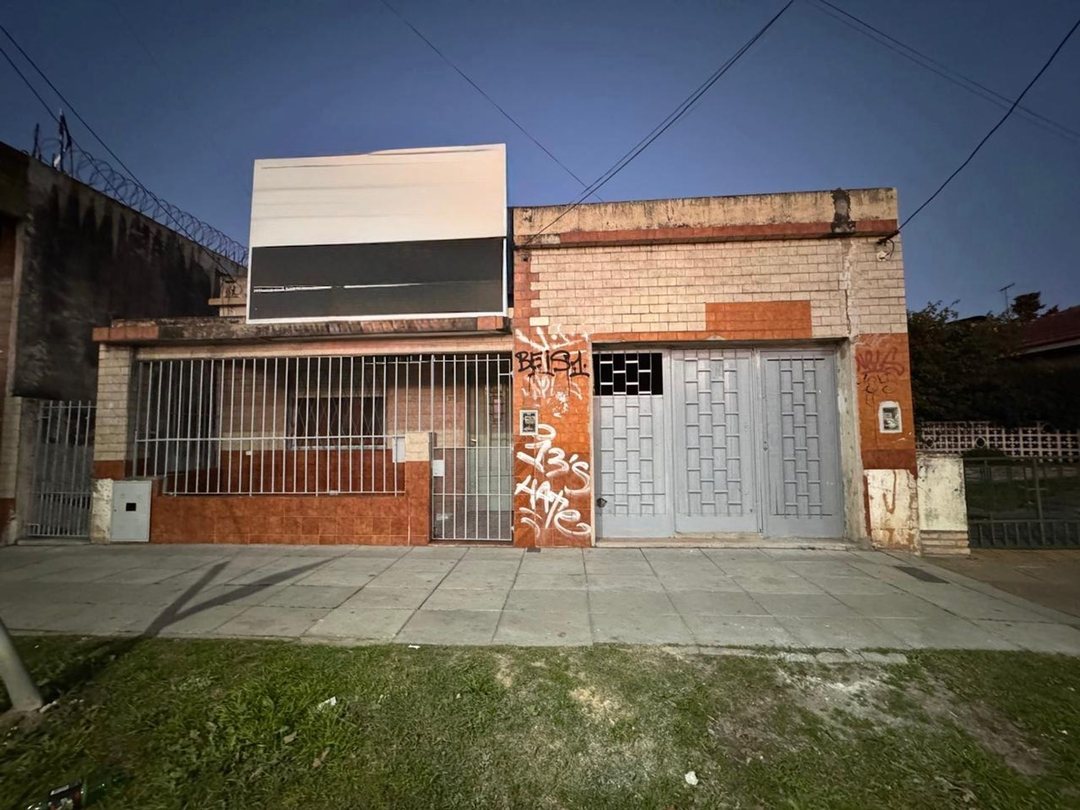 VENTA CASA CON PATIO Y COCHERA