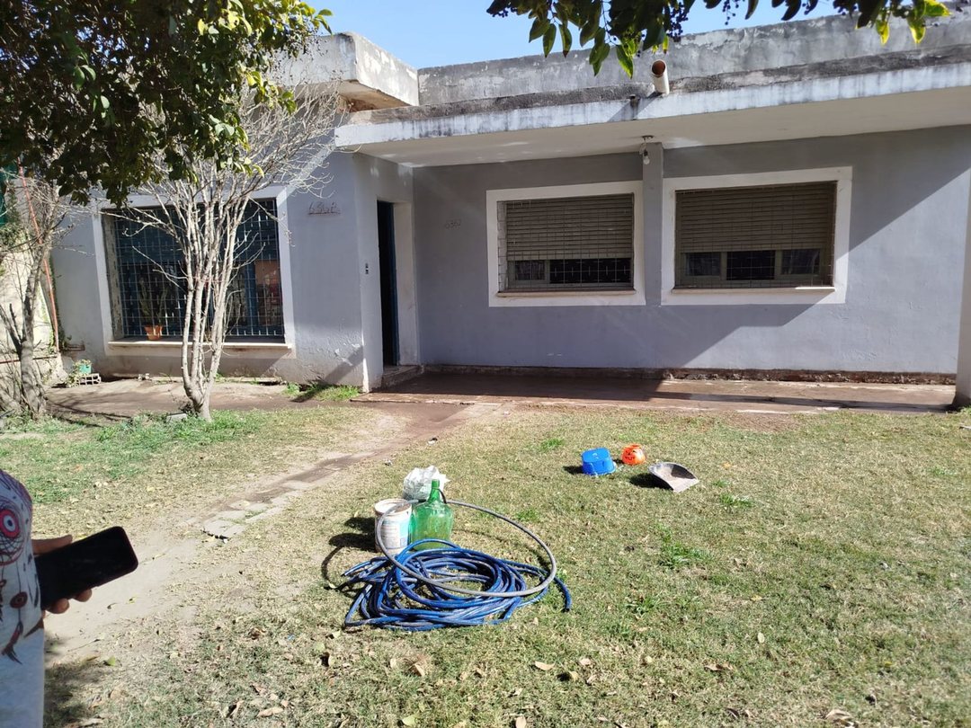 Venta casa a refaccionar sobre Av. Velez Sarfield