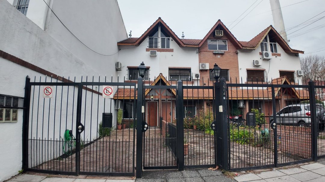 TRIPLEX EN VENTA 5 AMBIENTES COCHERA Y JARDIN