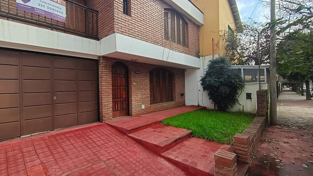VENDO DÚPLEX de 3 dormit. con cochera