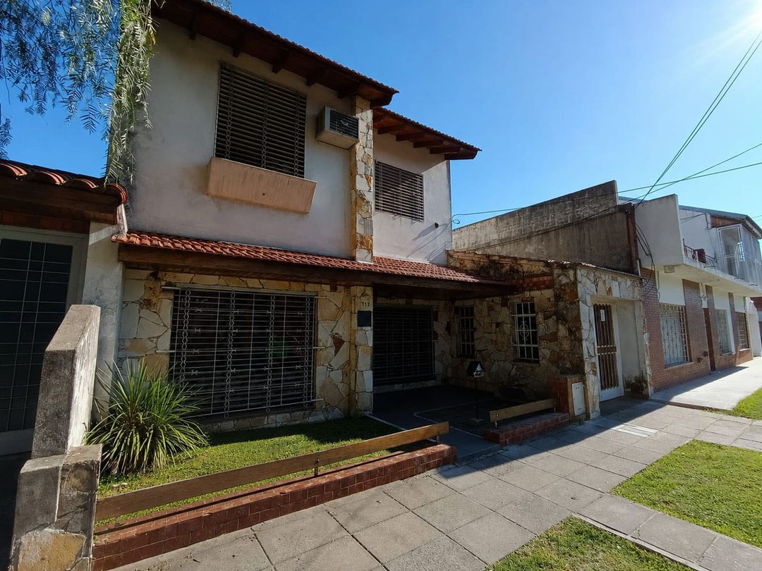 VENTA CASA 4 AMBIENTES VILLA LUZURIAGA GARAGE