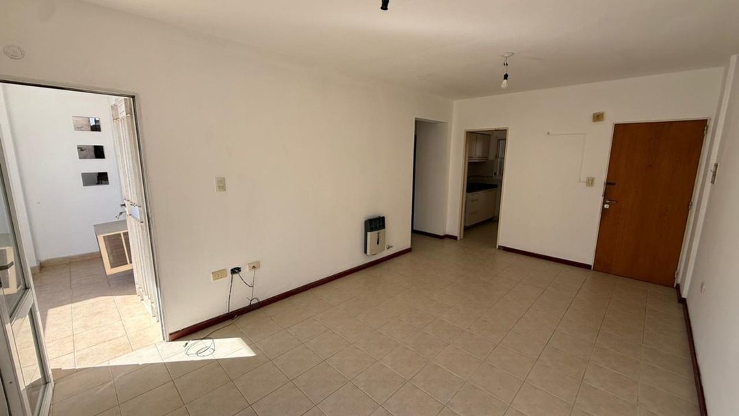 Dpto de 2 dormitorios, balcón y patio en alquiler