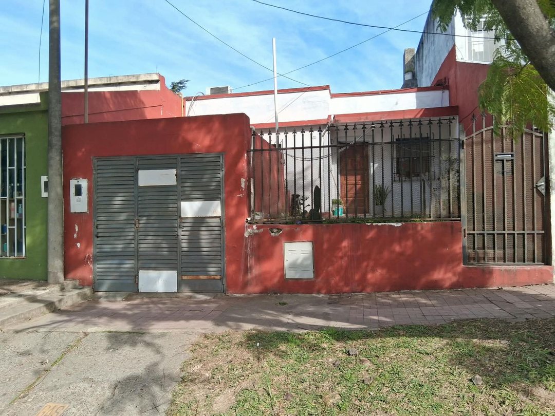 Casa 2 dormitorios sobre Av. Almafuerte, Paraná