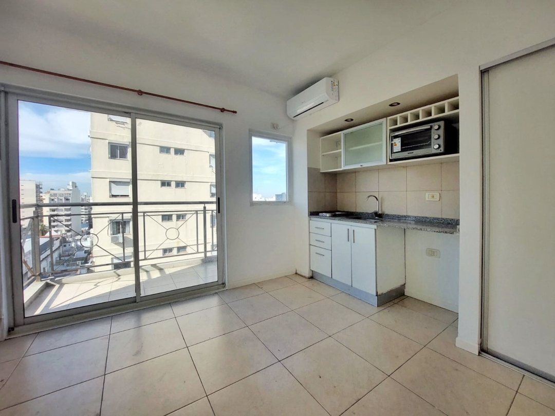 Monoambiente c balcon al frente Alquiler en Flores