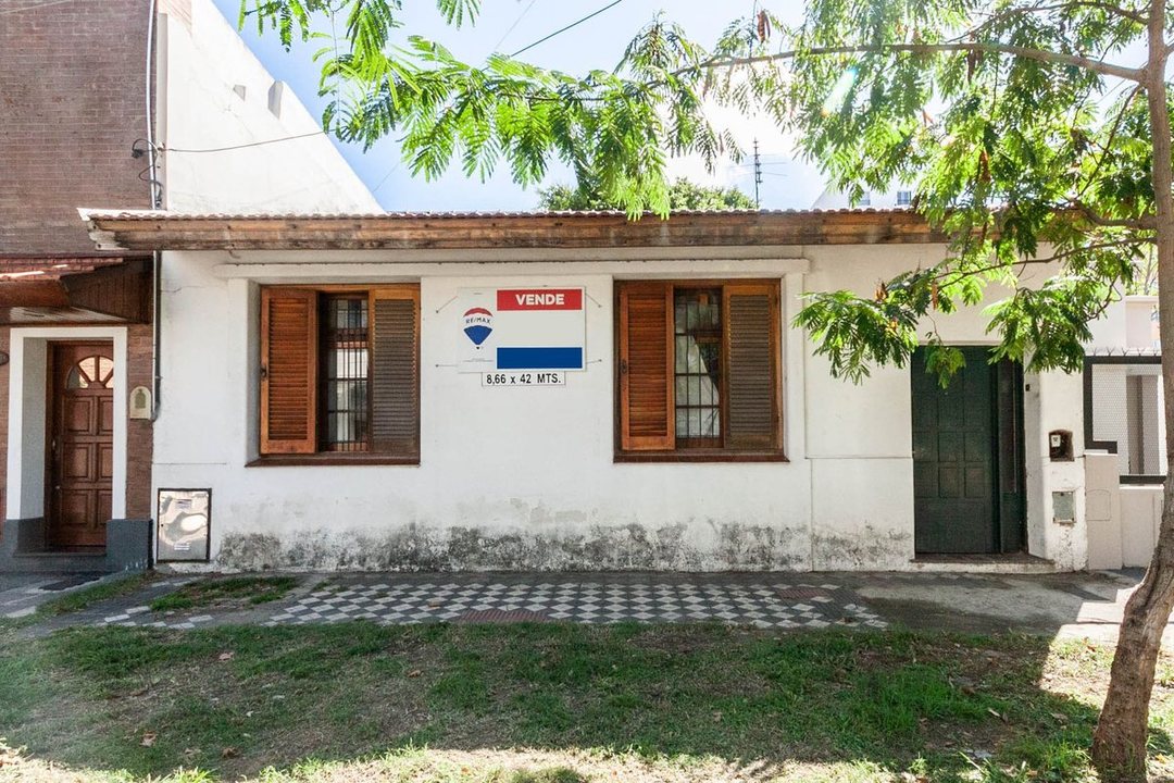 CASA DE 5 AMB CON GRAN JARDÍN "LOTE 8,66 X 41 MTS"
