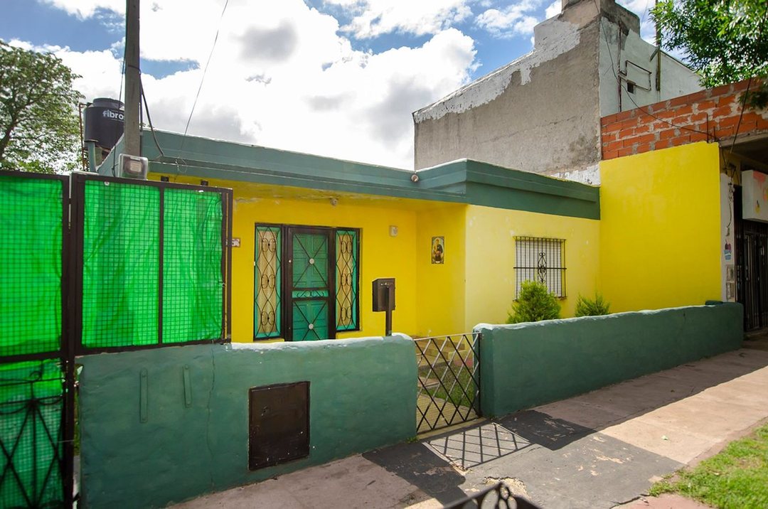 CASA EN VENTA EN MONTE GRANDE SOBRE LOTE DE 220 M2