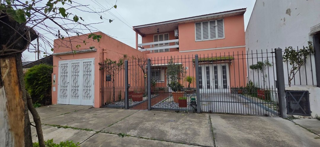 DOS CASAS VENTA EN BANFIELD CON GARAGE Y PATIO