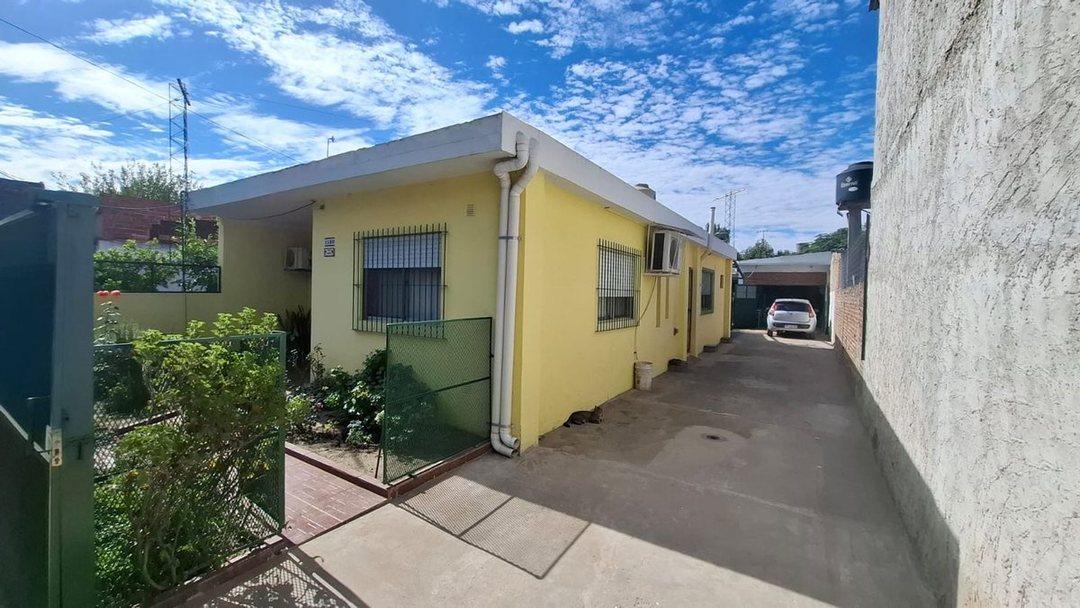 VENTA CASA 3 AMBIENTES CON QUINCHO Y COCHERA MERLO