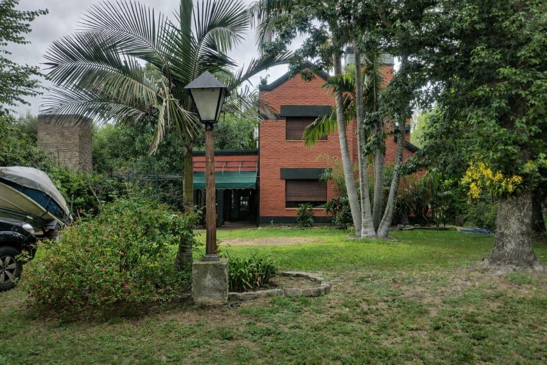 CASA QUINTA EN UBAJAY CON PARQUE A LA LAGUNA