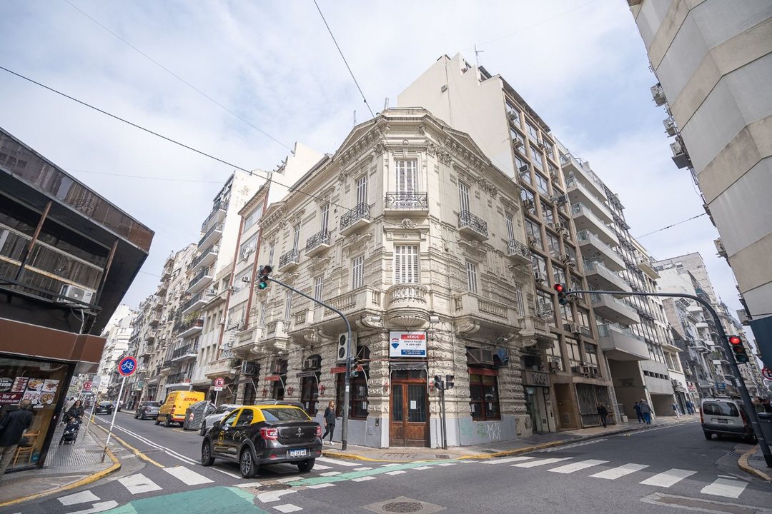 LOCAL COMERCIAL EN ESQUINA MONTEVIDEO Y PERON