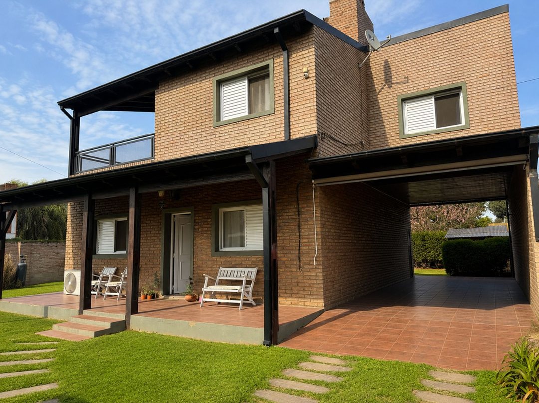 VENTA: CASA DE 3 DORMITORIOS CON QUINCHO Y PILETA