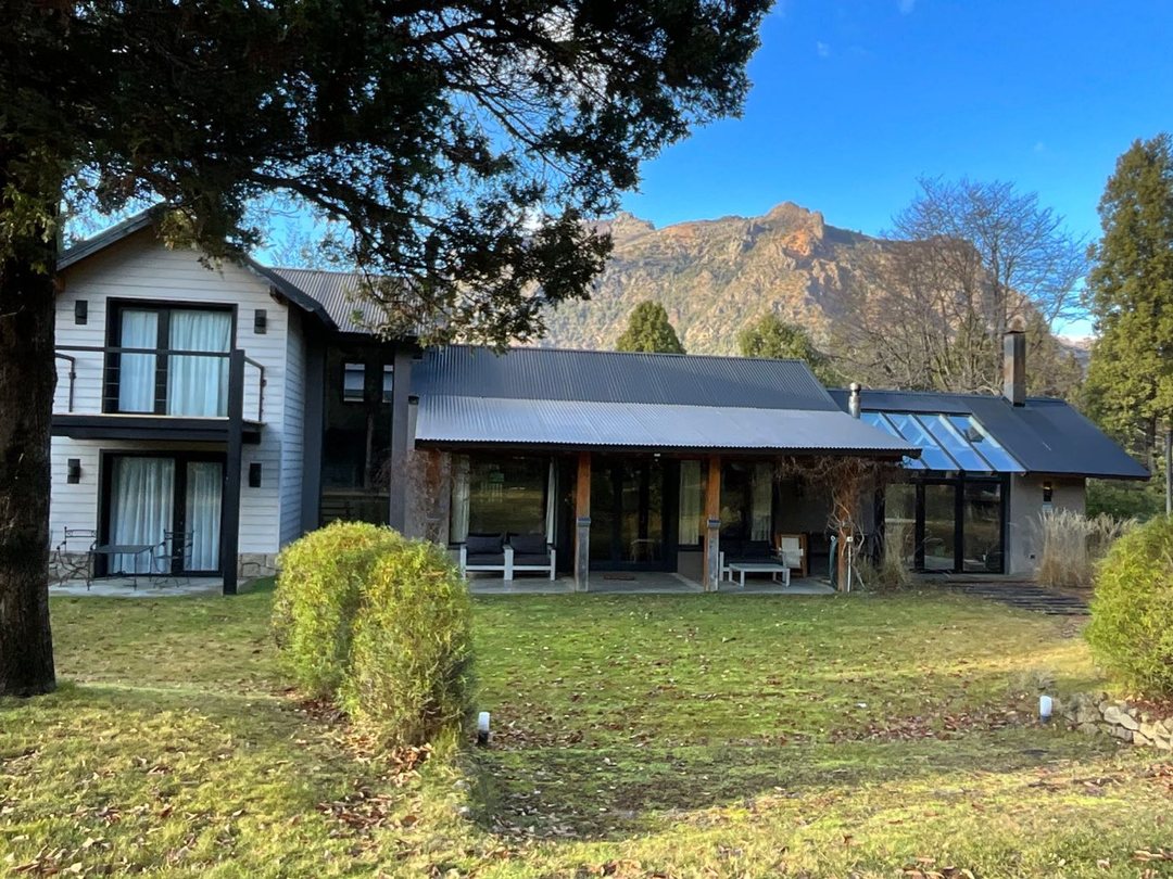 Casa de 320m2 en Arelauquen sobre terreno plano.