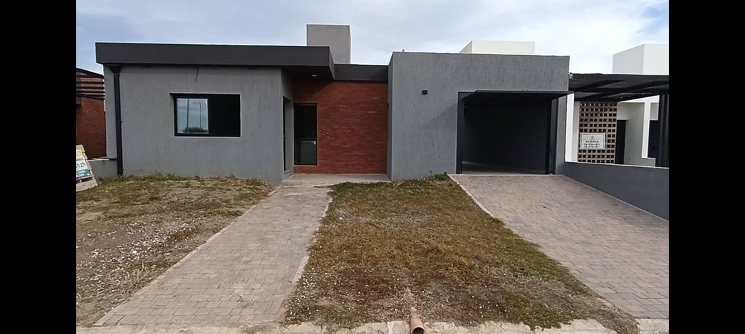 VENTA CASA MANANTIALES 2 DORMITORIOS COCHERA PATIO