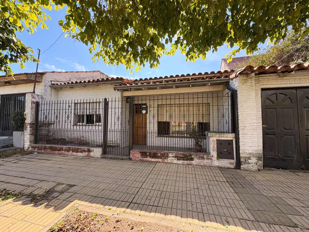 CASA 3 AMBIENTES EN VENTA LOMAS DE ZAMORA