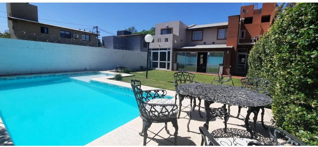 Casa de 3 dormi y piscina con escritura Arguello