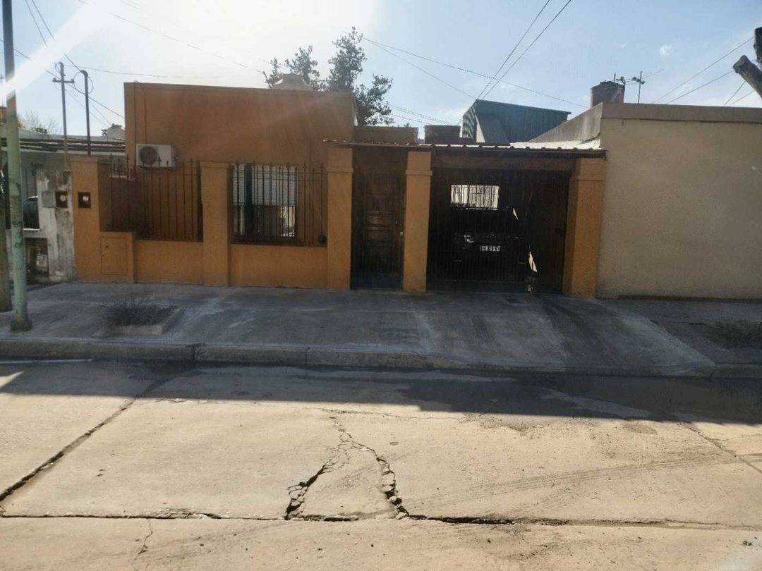 VENTA CASA 3 AMBIENTES TEMPERLEY ESTE PATIO COCHER