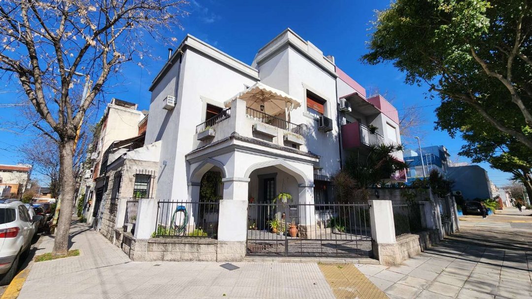 CASA 4 AMBIENTES CON COCHERA Y PATIO EN FLORESTA